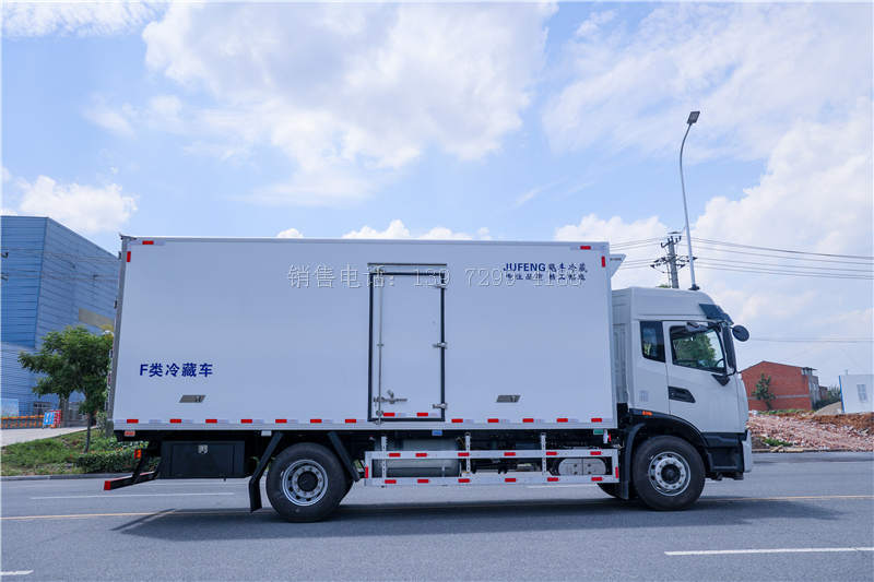 康明斯6缸260马力东风天锦KR高顶双卧6米8冷藏车价格