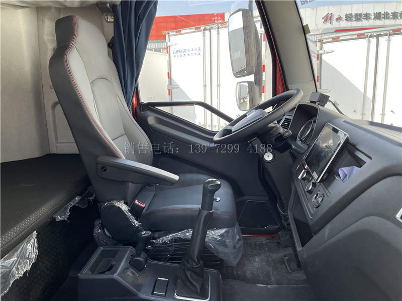 国六一汽解放J6L尊享版6米8肉钩冷藏车配置价格