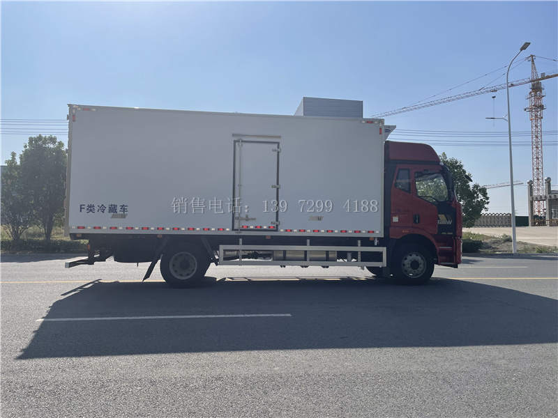 国六一汽解放J6L尊享版6米8肉钩冷藏车配置价格