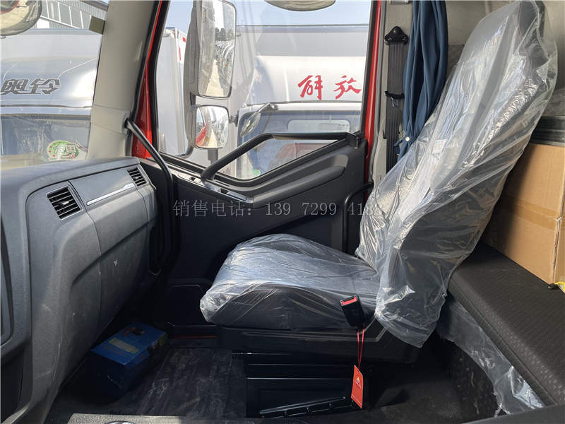 国六一汽解放J6L尊享版6米8肉钩冷藏车配置价格