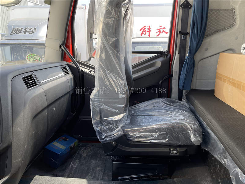 国六一汽解放J6L尊享版6米8肉钩冷藏车配置价格