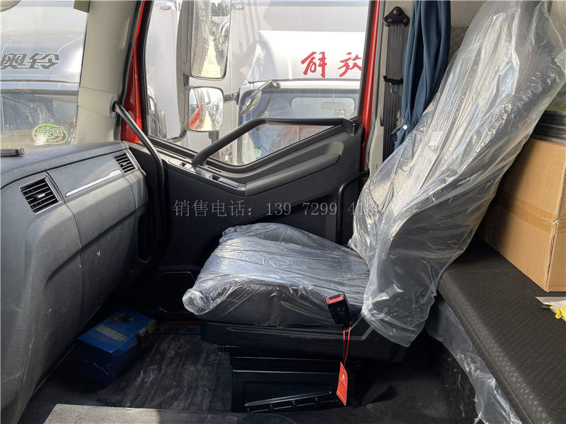 国六一汽解放J6L尊享版6米8肉钩冷藏车配置价格