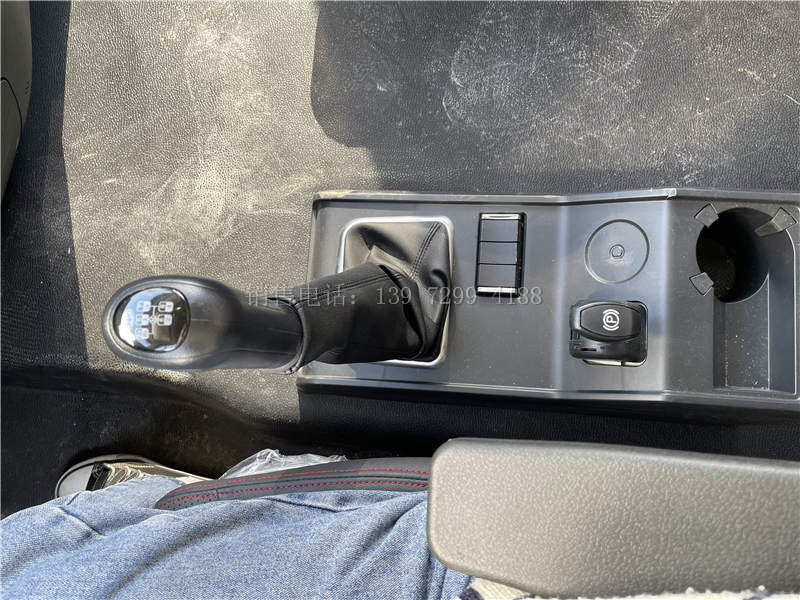 国六一汽解放J6L尊享版6米8肉钩冷藏车配置价格