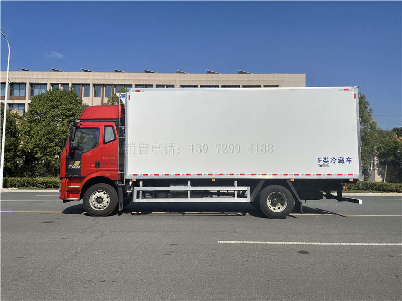 国六一汽解放J6L尊享版6米8肉钩冷藏车配置价格