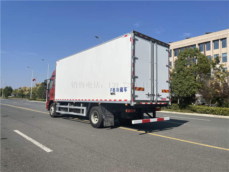 国六一汽解放J6L尊享版6米8肉钩冷藏车配置价格