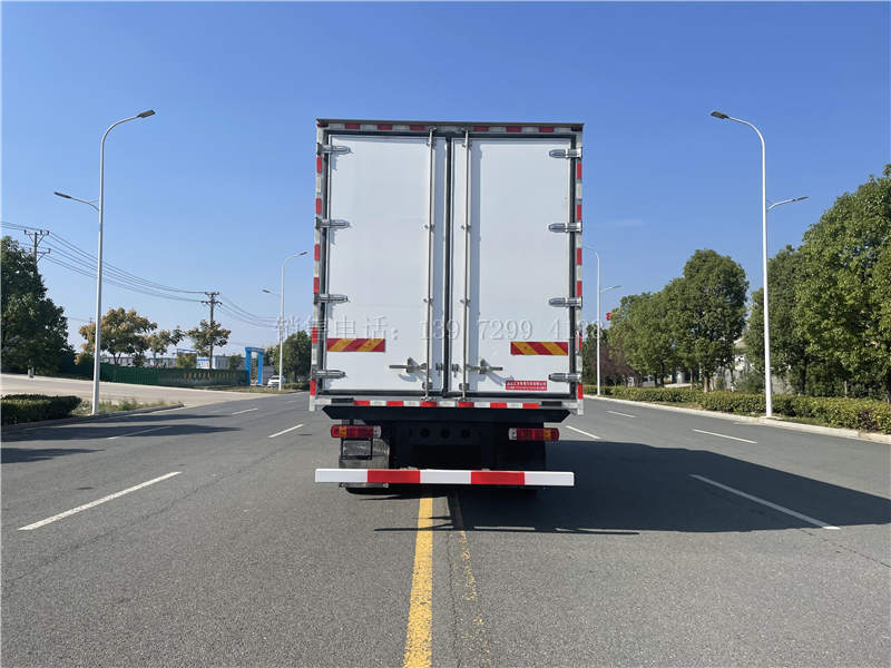 国六一汽解放J6L尊享版6米8肉钩冷藏车配置价格