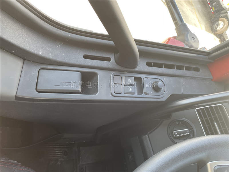 国六一汽解放J6L尊享版6米8肉钩冷藏车配置价格