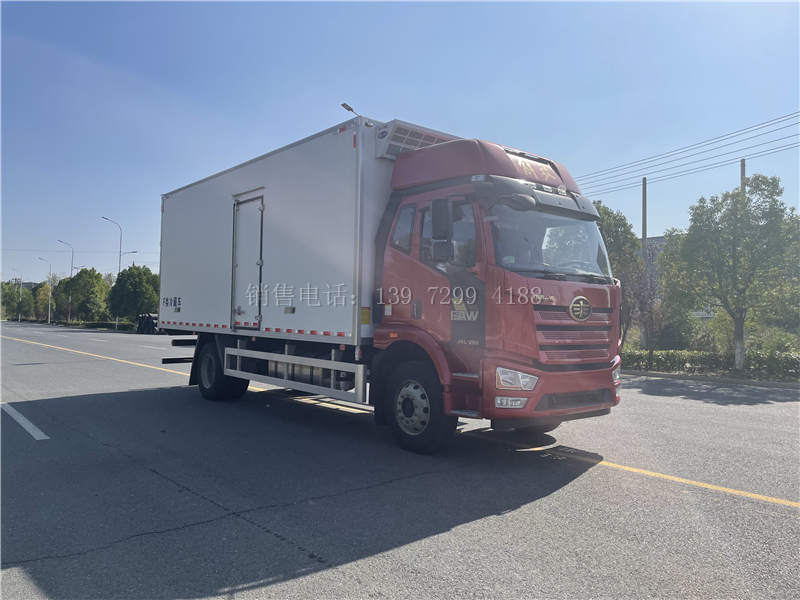 国六一汽解放J6L尊享版6米8肉钩冷藏车配置价格