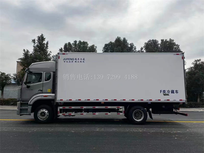 新款6米8重汽豪沃N5G冷藏箱式运输车价格