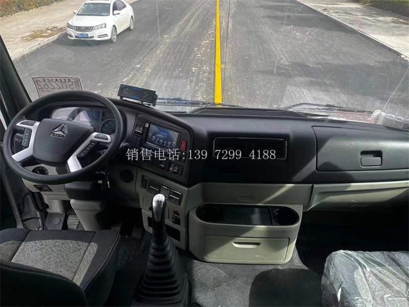 新款6米8重汽豪沃N5G冷藏箱式运输车价格