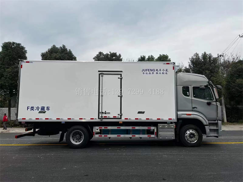 新款6米8重汽豪沃N5G冷藏箱式运输车价格