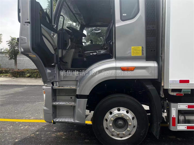 新款6米8重汽豪沃N5G冷藏箱式运输车价格