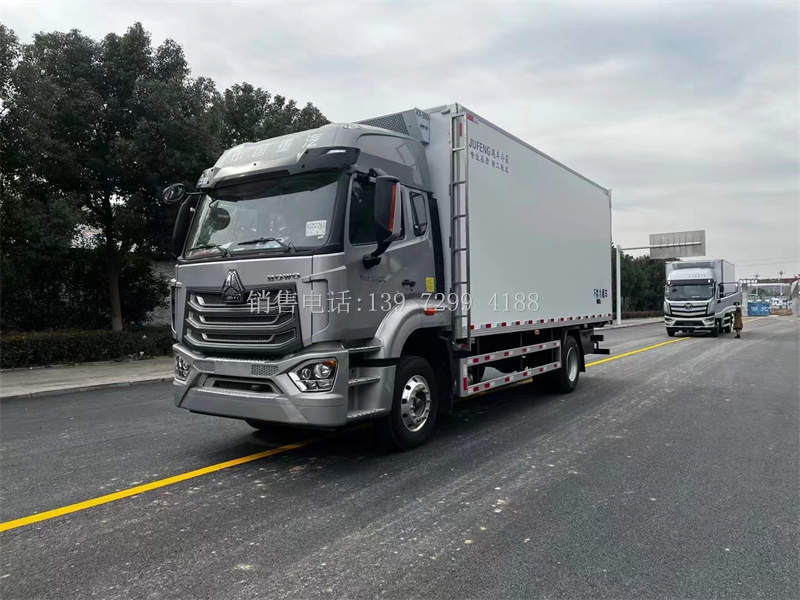 新款6米8重汽豪沃N5G冷藏箱式运输车价格