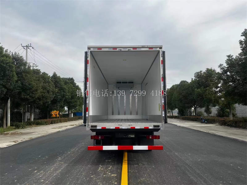 新款6米8重汽豪沃N5G冷藏箱式运输车价格