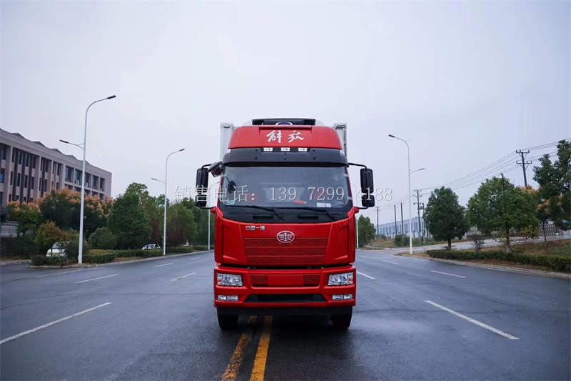 国六一汽解放J6L小三轴质惠版7.7米冷藏车价格配置