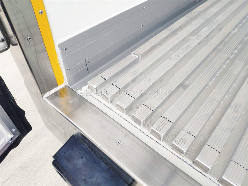 4米2庆铃五十铃KV100肉钩冷藏车