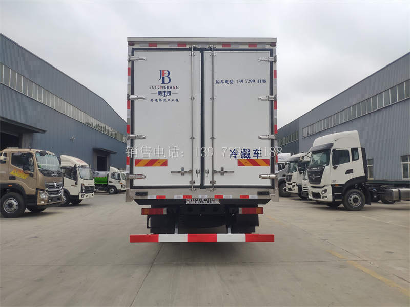 6米8东风天锦PLUS肉钩冷藏车