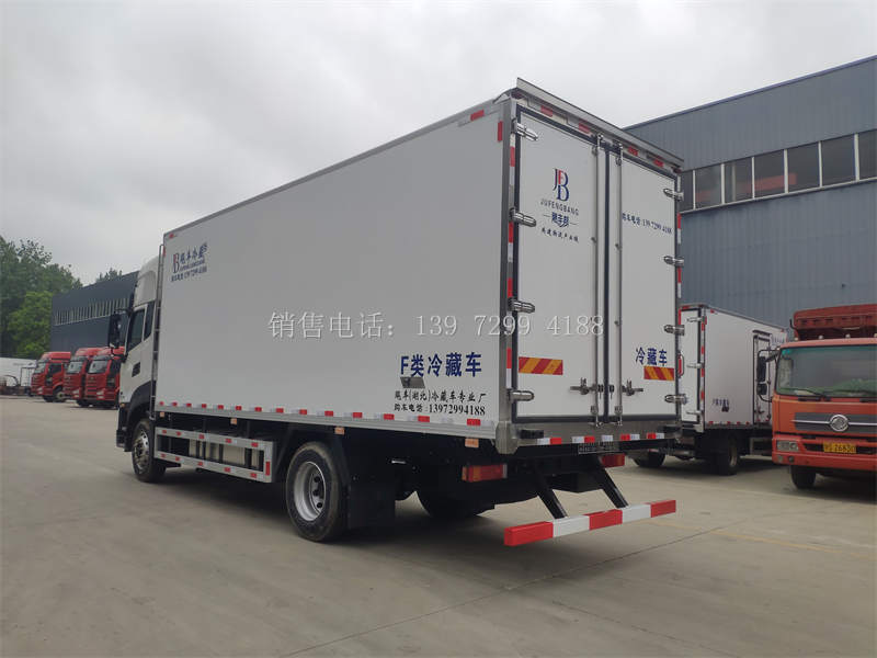 6米8东风天锦PLUS肉钩冷藏车