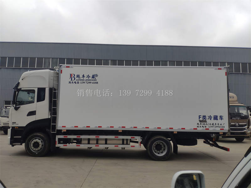 6米8东风天锦PLUS肉钩冷藏车