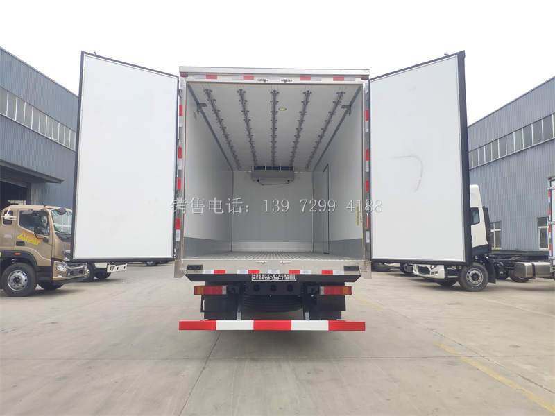 6米8东风天锦PLUS肉钩冷藏车