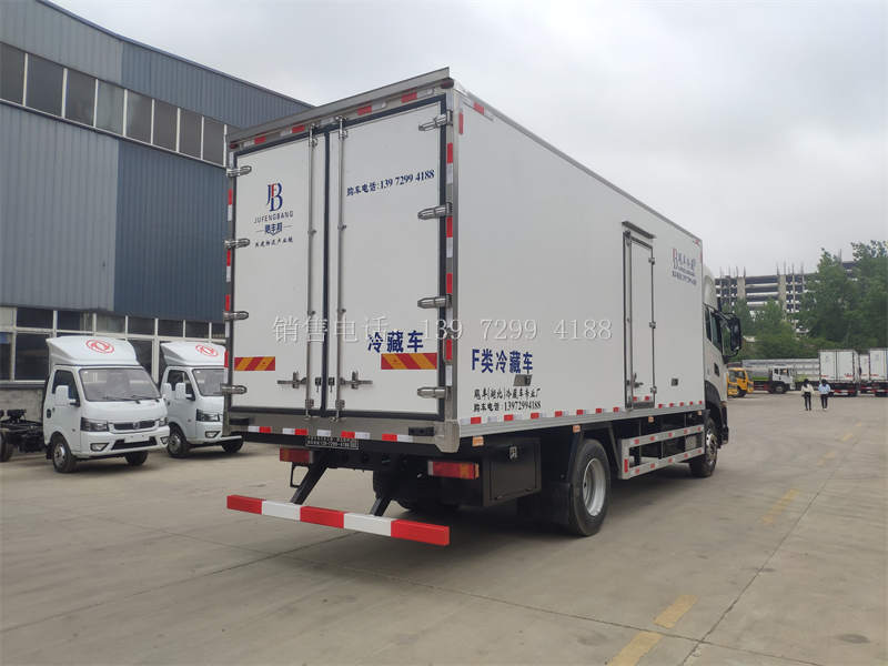 6米8东风天锦PLUS肉钩冷藏车