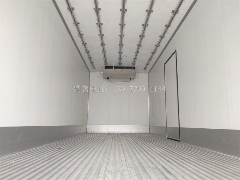 6米8东风天锦PLUS肉钩冷藏车