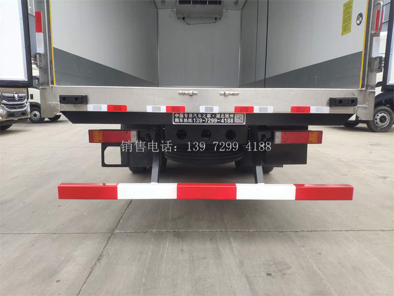 6米8东风天锦PLUS肉钩冷藏车
