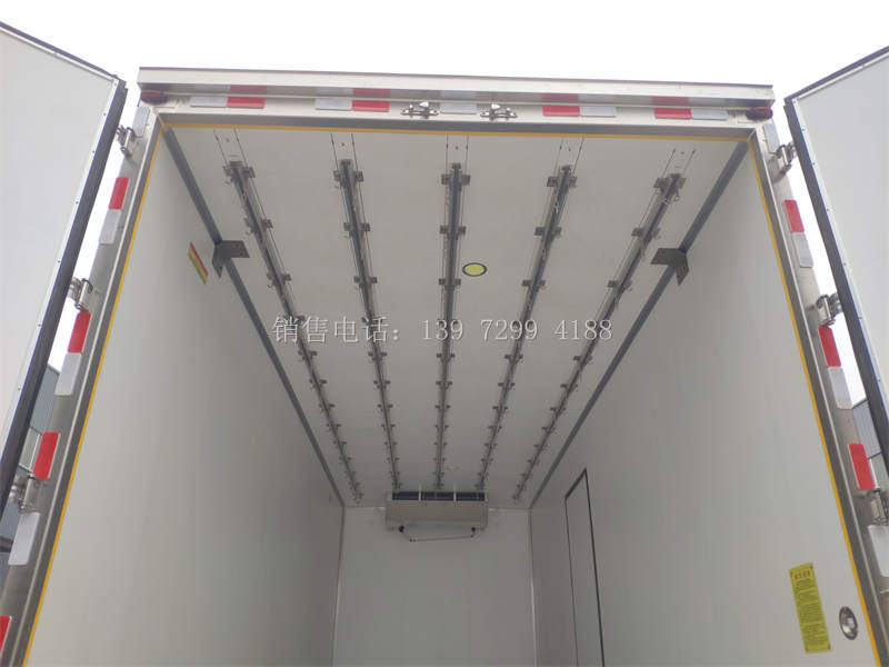 6米8东风天锦PLUS肉钩冷藏车