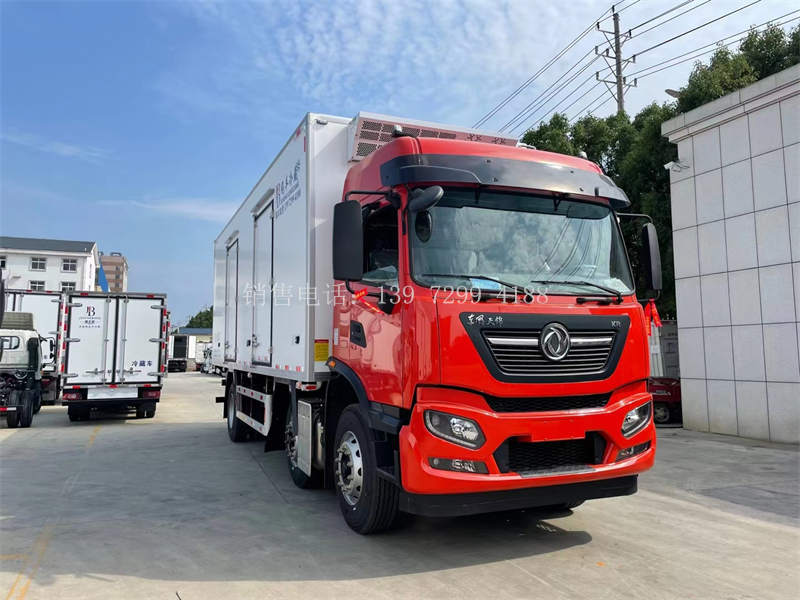 7米7东风天锦小三轴前四后四冷藏车