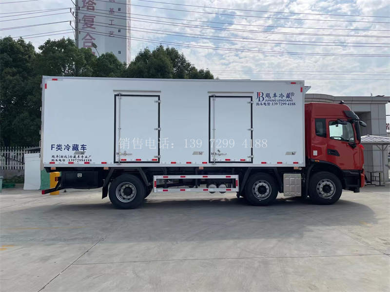 7米7东风天锦小三轴前四后四冷藏车