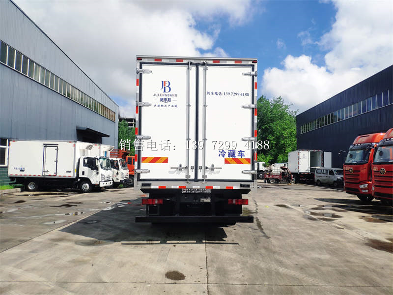 2022年新款6米8重汽豪沃冷藏车报价