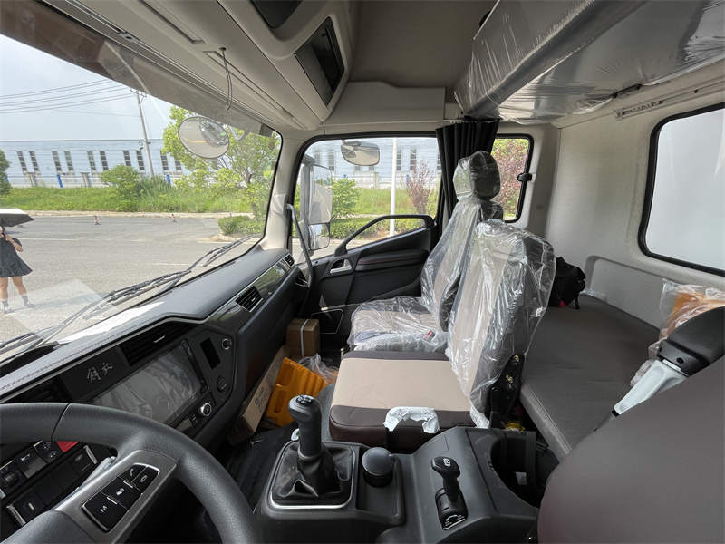 新款一汽青岛6米8解放JK6冷藏运输车报价