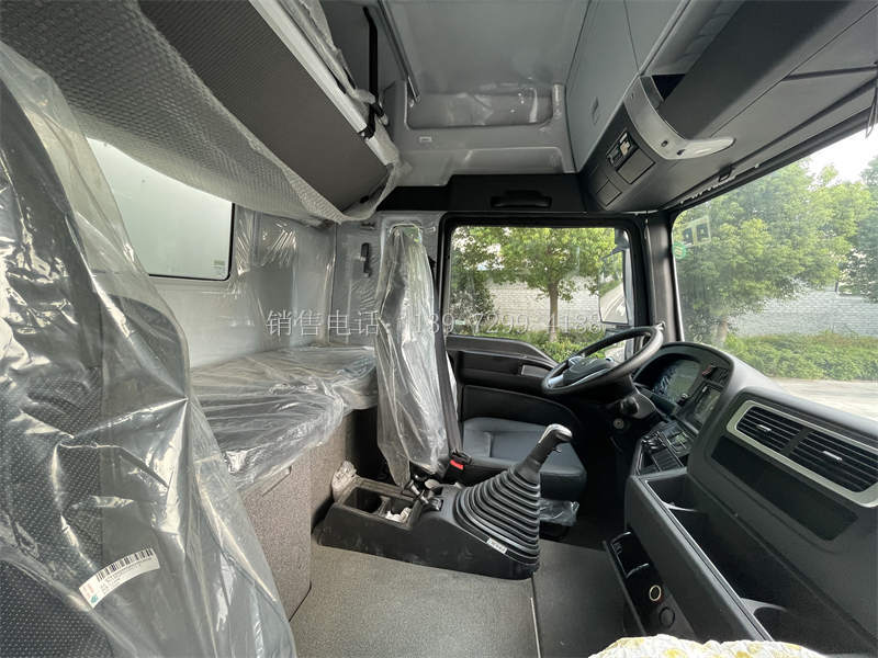 新款6米8重汽汕德卡肉钩冷藏车价格