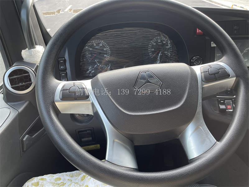 新款6米8重汽汕德卡肉钩冷藏车价格