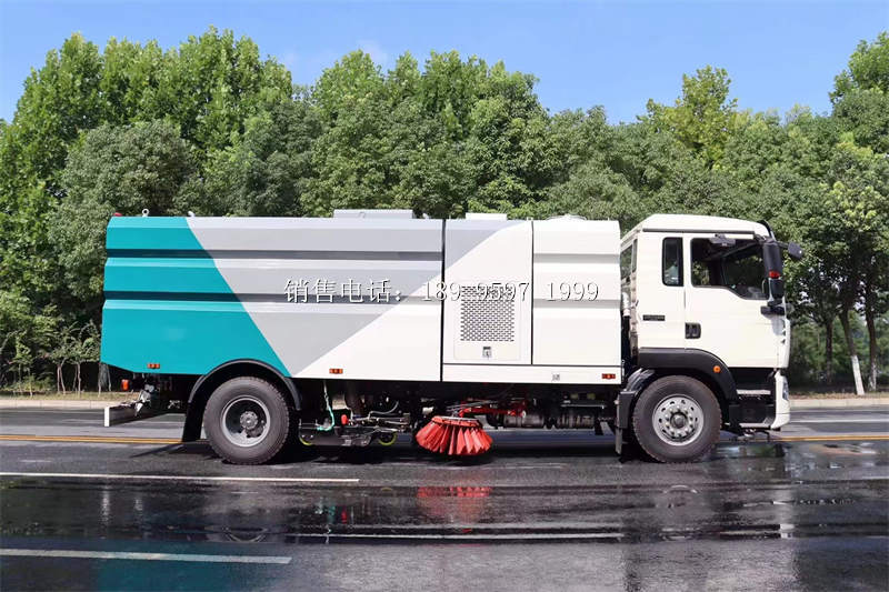 新闻资讯：重汽‬豪沃多功能洗扫车