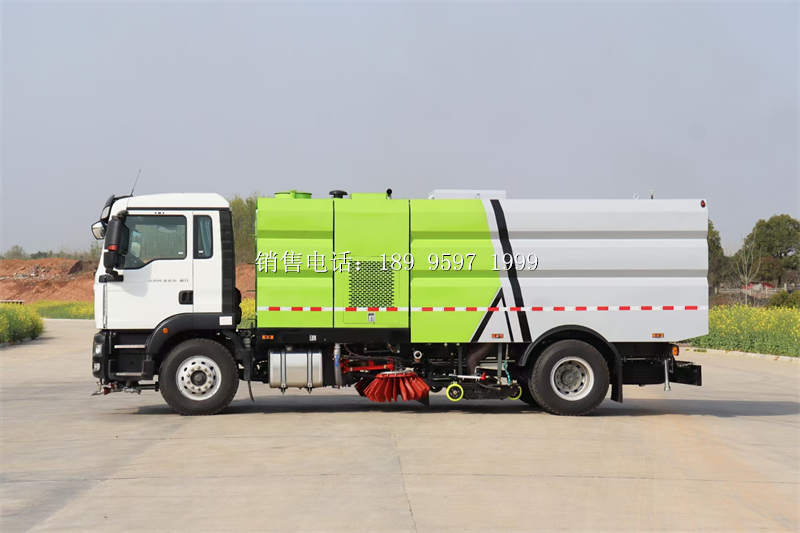 新闻资讯:重汽汕德卡多功能洗扫车