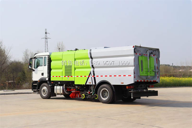 新闻资讯:重汽汕德卡多功能洗扫车