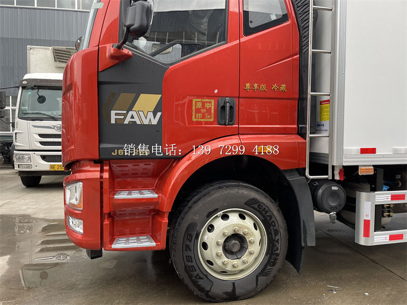 新款6米8解放J6L尊享版肉钩冷藏车厂家报价多少钱?