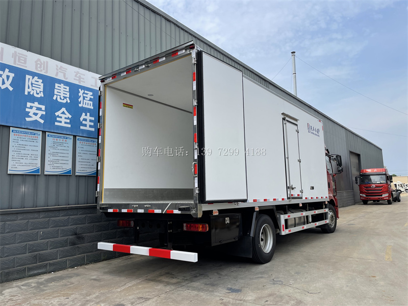 出口新款6米8解放J6G自动挡冷藏车