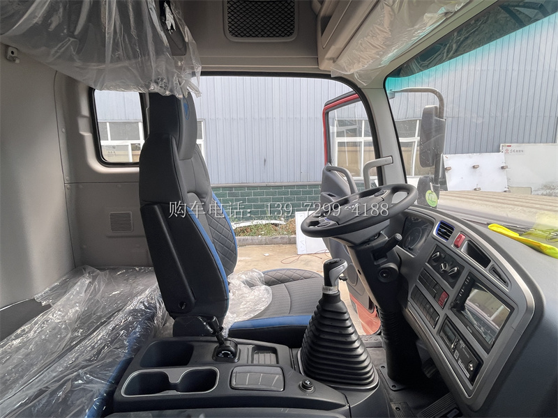 7米8小三轴福田欧曼行星冷藏车