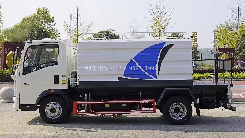 新款蓝牌7方重汽豪沃轻卡抑尘洒水车厂家