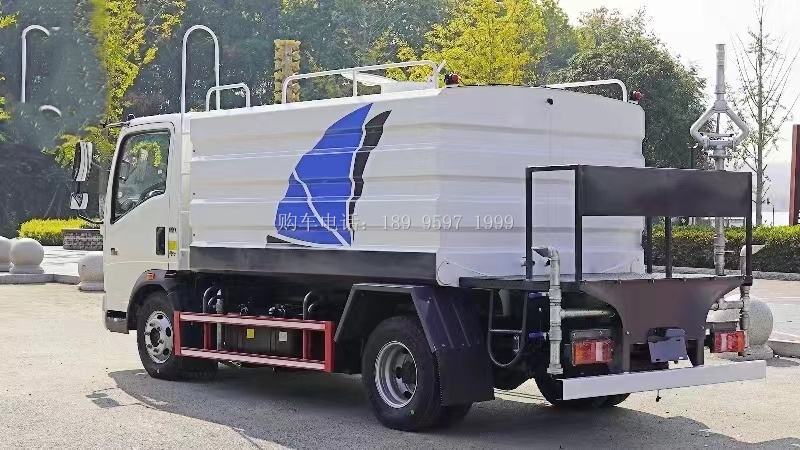 新款蓝牌7方重汽豪沃轻卡抑尘洒水车厂家