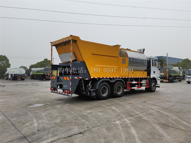 陕汽德龙M3000后八轮沥青同步碎石封层车厂家