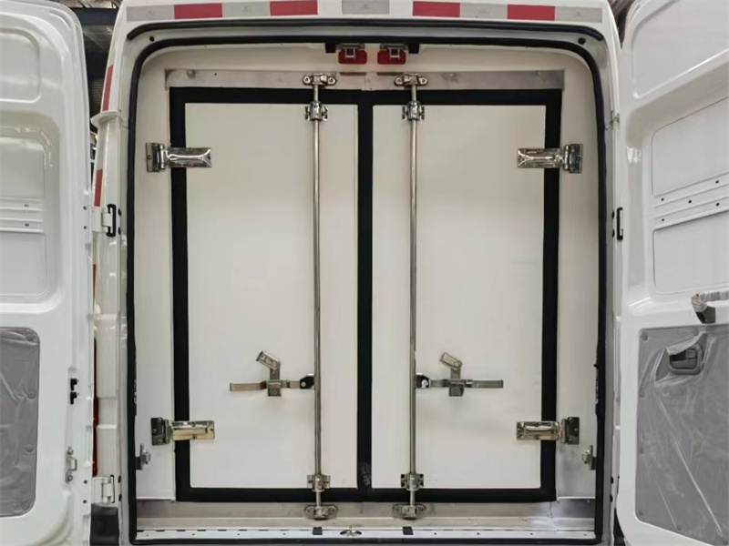 依维柯V35后双轮冷藏车大概多少钱