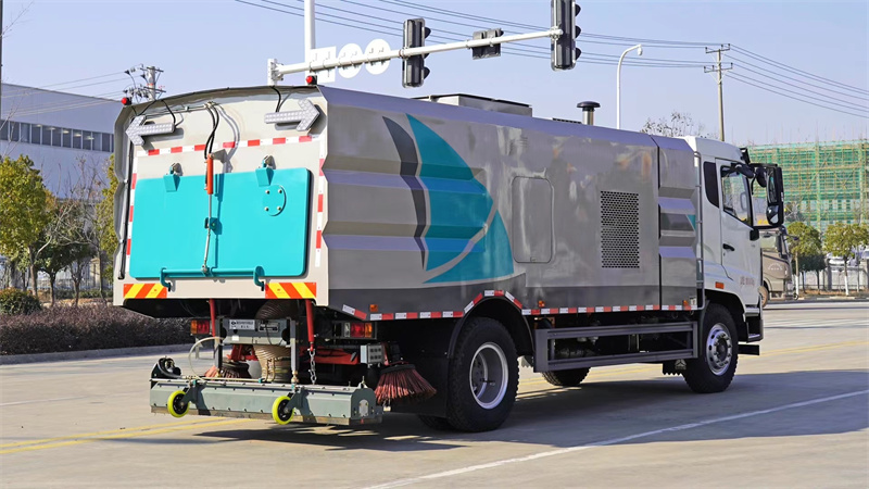 重汽豪沃V5后置吸尘车厂家