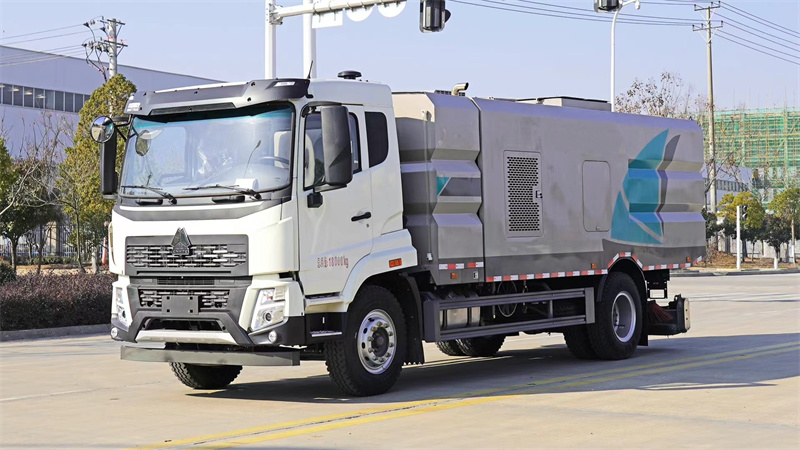 11方重汽豪沃V5后置吸尘车