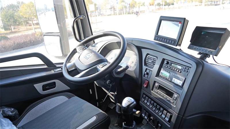 重汽豪沃V5后置吸尘车厂家