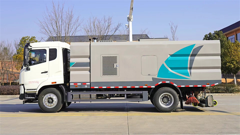 重汽豪沃V5后置吸尘车厂家