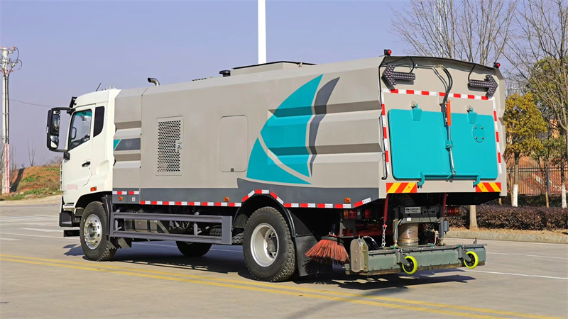 11方重汽豪沃V5后置吸尘车