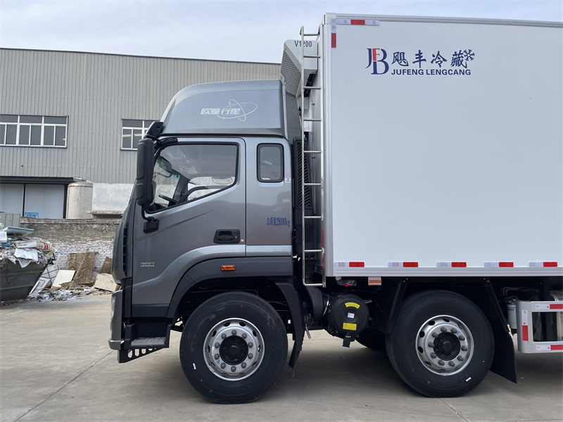 9米6三轴自动挡福田欧曼行星冷藏车